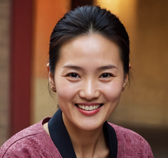 30岁左右的妇女头像，中国人，真实感，日常照片，显得亲切，微笑自然，日常生活照，远景图